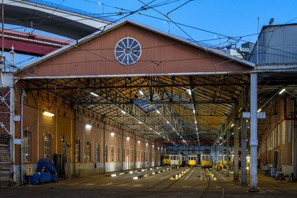 Portugal, Lisbonne, quartier de Alcantara, le Santo Amaro Depot sous le pont du 25 de Abril qui abrite les tramways de Lisbonne, la ligne 28 est la plus célèbre et la plus pittoresque d'entre eux