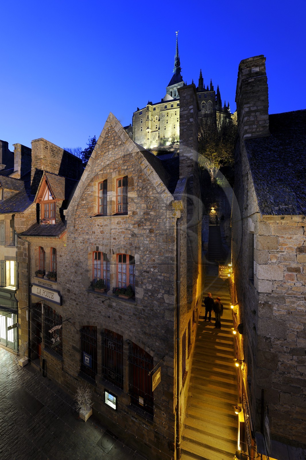 France, Manche (50), Mont-Saint-Michel, classé Patrimoine Mondial de l'UNESCO, escaliers menant à l'abbaye à côté de la poste