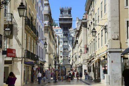 Portugal, Lisbonne, quartier de Baixa pombalin, elevador de Santa Justa, tour métallique avec ascensceur en style néogothique, construit en 1902 par Raoul Mesnier du Ponsard, étudiant de Gustave Eiffel, vu depuis la rue Santa Justa