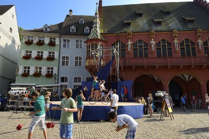 Allemagne, Bade-Wurtemberg, Fribourg en Brisgau, la Maison historique des marchands du début du XVIème siècle sur la Munsterplatz, spectacle de jeunes équilibristes