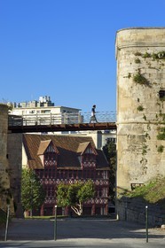 France, Calvados (14), Caen, le château ducal de Guillaume le Conquerant, la porte Saint-Pierre et la maison des Quatrans datant de 1460 rue de la Geôle, maison à pans de bois en arrière plan
