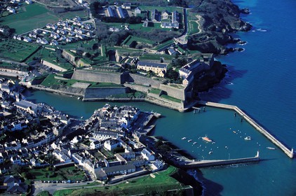 France, Morbihan (56), Belle-Ile, Le Palais, la citadelle Vauban dominant le port (vue aérienne)
