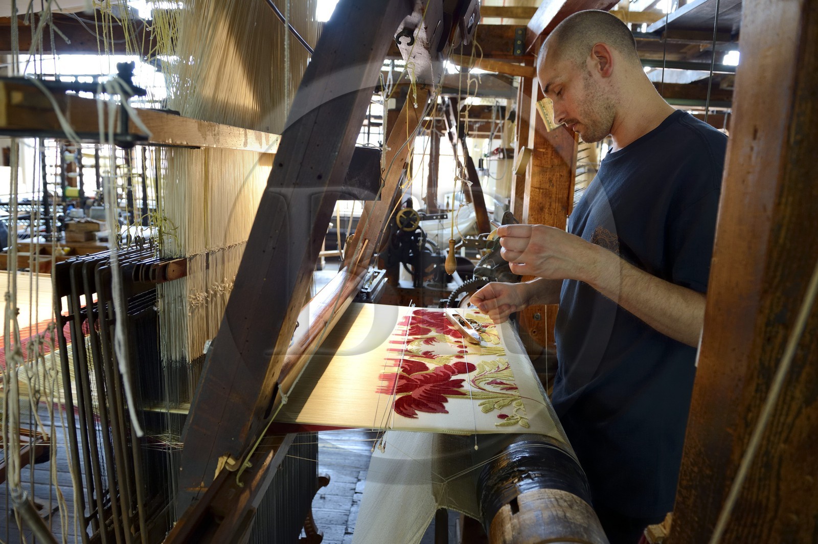 France, Rhône (69), Lyon, quartier de la Croix-Rousse, Manufacture de soieries Prelle, métier à tisser la soie mis au point par Joseph Marie Jacquard dit métier Jacquard, le canut Sébastien