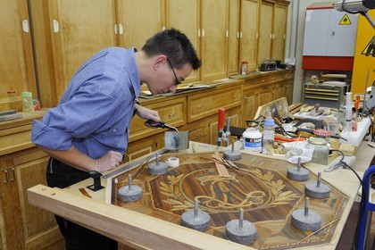 France, Yvelines (78), château de Versailles, ateliers de restauration du château, atelier de menuiserie, Sylvain Molfessis à la marqueterie