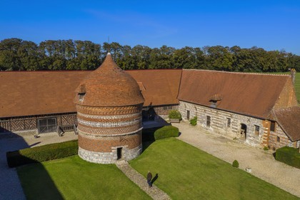 France, Seine-Maritime (76), Côte d'Albatre, Pays de Caux, Varengeville-sur-Mer, le Manoir d'Ango et son colombier (vue aérienne)