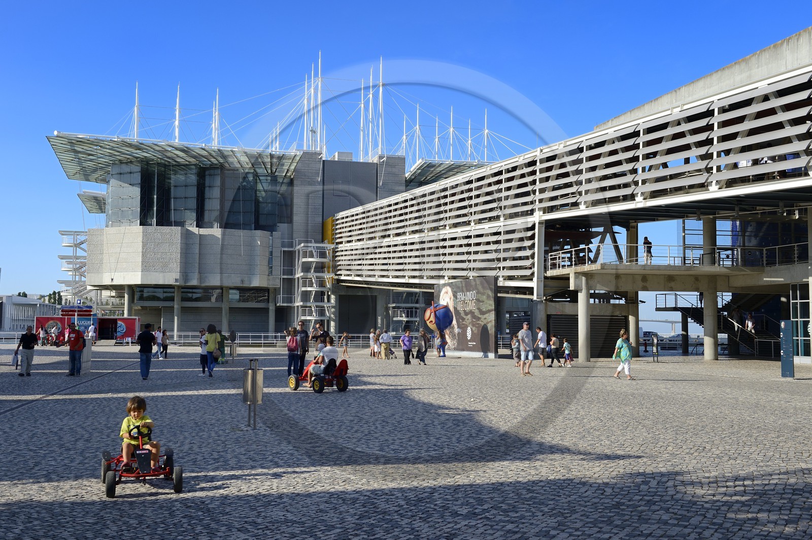 Portugal, Lisbonne, Parque das Nações (Parc des nations) construit pour l'exposition universelle de 1998, Oceanário (Oceanarium) et voiturette à pédales