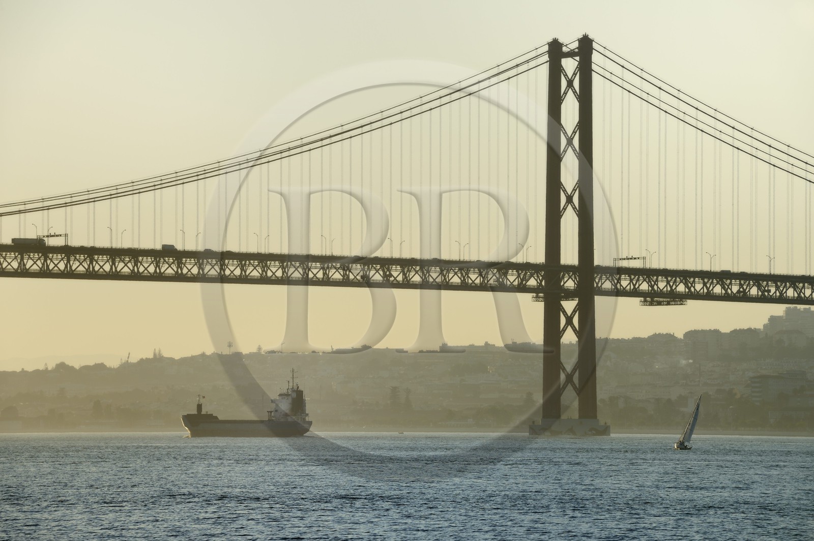 Portugal, Lisbonne, le pont du 25 de Abril sur le Tage
