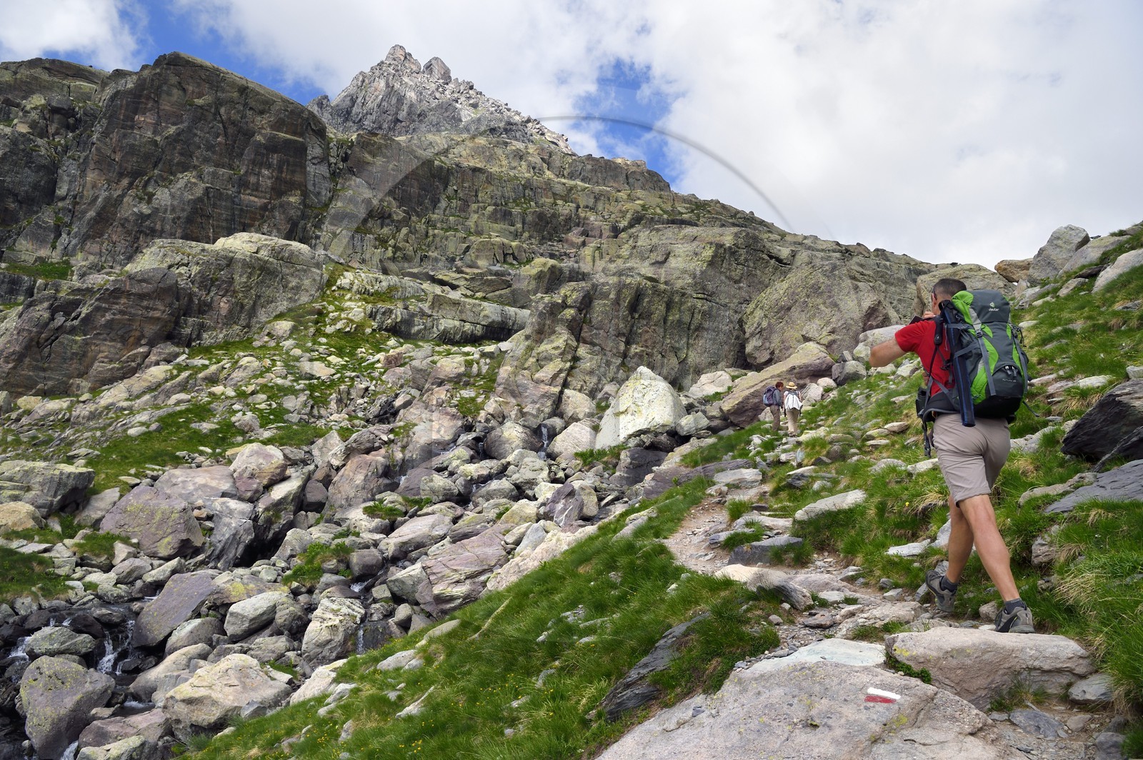 France, Alpes-Maritimes (06), parc national du Mercantour, Vallée des Merveilles parsemée de milliers de gravures rupestres de l'Age de bronze, randonneurs sur le sentier de randonnée GR 52 passant sous le Mont des Merveilles (2720m)