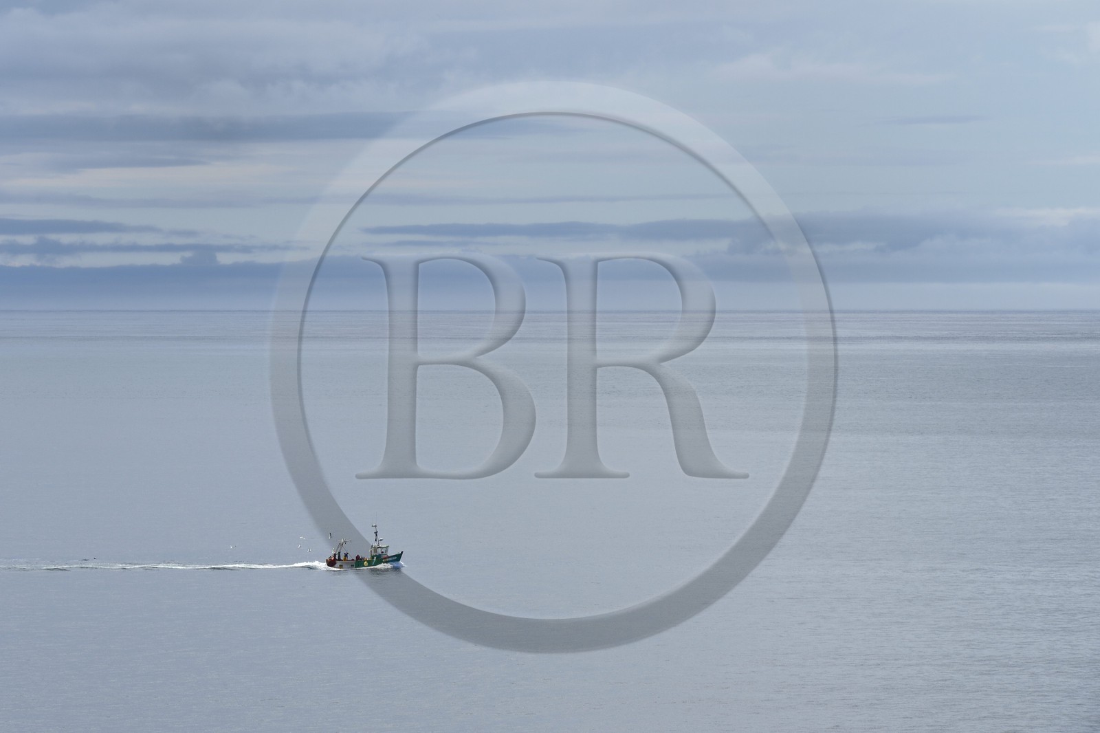 France, Finistère (29), Plougasnou, chalutier rentrant de sa pêche au large de la Pointe de Diben