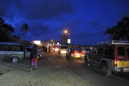 Tanzanie, Dar es-Salaam, il y a encore foule à Coco Beach à la tombée de la nuit le dimanche, embouteillage