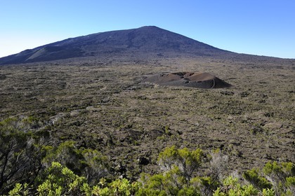 France, île de la Réunion, volcan du Piton de la Fournaise, classé Patrimoine Mondial de l'UNESCO, le cratère Formica Léo au premier plan et le cratère Dolomieu dans l'Enclos