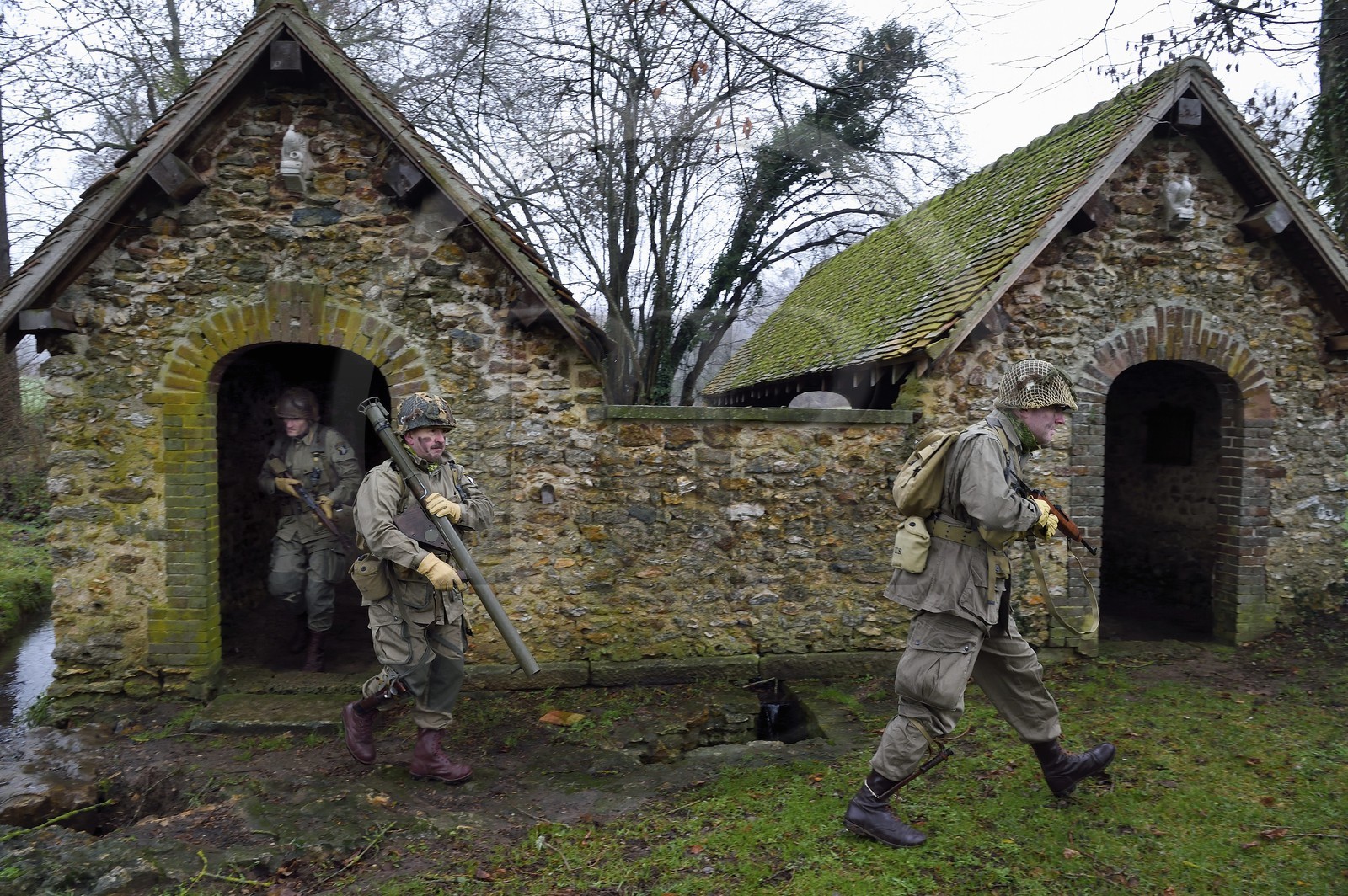 France, Eure (27), lavoir de Sainte-Colombe-prés-Vernon, Allied Reconstitution Group (association de reconstitution historique de la 2éme Guerre Mondiale américain et Maquis), reconstitueurs en uniforme de la 101e division aéroportée US