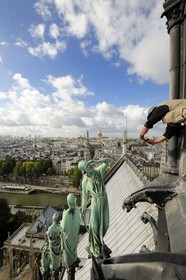 France, Paris (75), les rives de la Seine classées Patrimoine Mondial de l'UNESCO, île de la Cité, la cathédrale Notre-Dame, la flèche domine les statues de cuivre vert-de-grisé des douze apôtres avec les symboles des quatre évangélistes. Viollet-le-Duc s’est fait représenter lui-même sous les traits de saint Thomas avec son équerre
