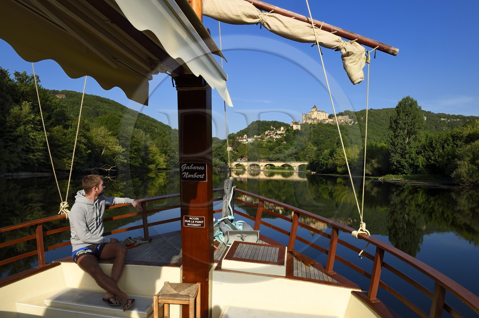 France, Dordogne, Perigord Noir, Dordogne Valley, gabare (flat-bottomed boat) on the Dordogne river at Castelnaud la Chapelle