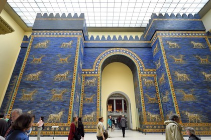 Allemagne, Berlin, l'Ile aux musées, classée Patrimoine Mondial de l'UNESCO, musée de Pergame (Pergamonmuseum), Porte d'Ishtar construite en -580 av. JC (empire néobabylonien) sur ordre du roi Nabuchodonosor II à Babylone (Irak)