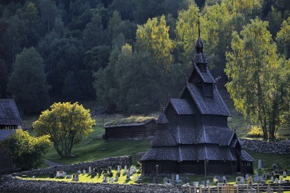 Norvège, comté de Sogn Og Fjordane, église en bois debout ou stavkirke (1130) de Borgund aux motifs vikings de l’ère pré-chrétienne