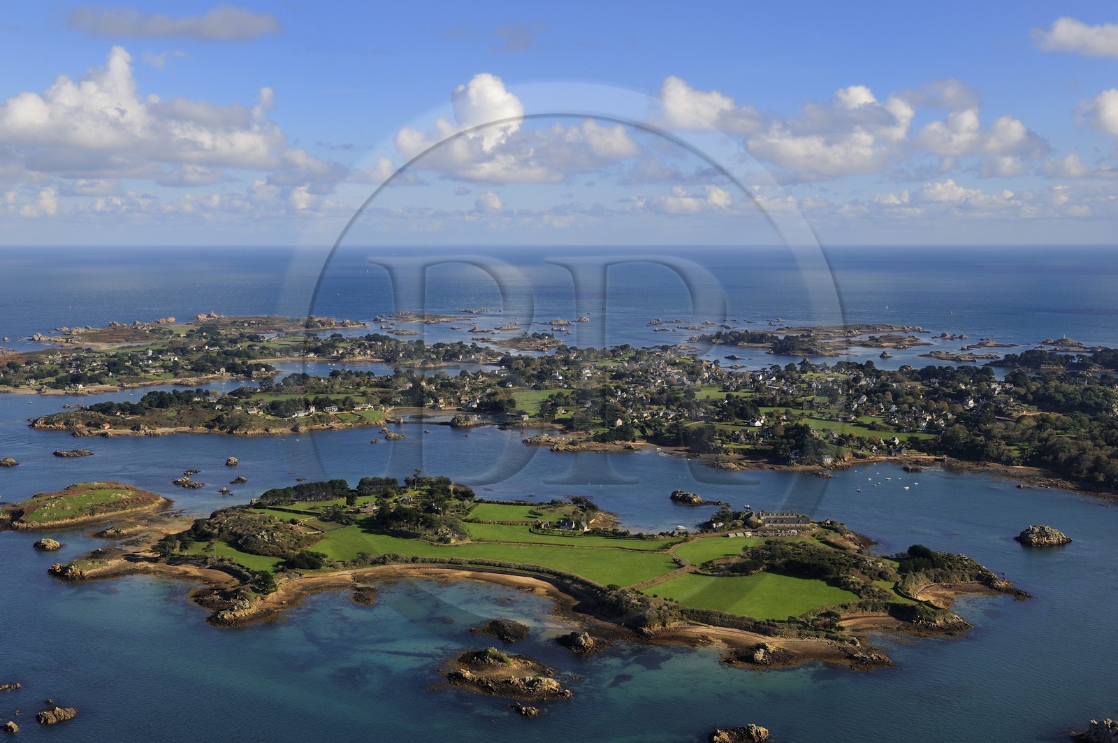 France, Côtes-d'Armor (22), Ile de Bréhat, Ile de Béniguet (ou Biniguet) au premier plan (vue aérienne)