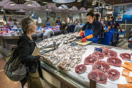 France, Hérault (34), Sète, Les Halles, marché couvert, Carla prépare le poisson à l'étal du poissonnier Chez Cyril