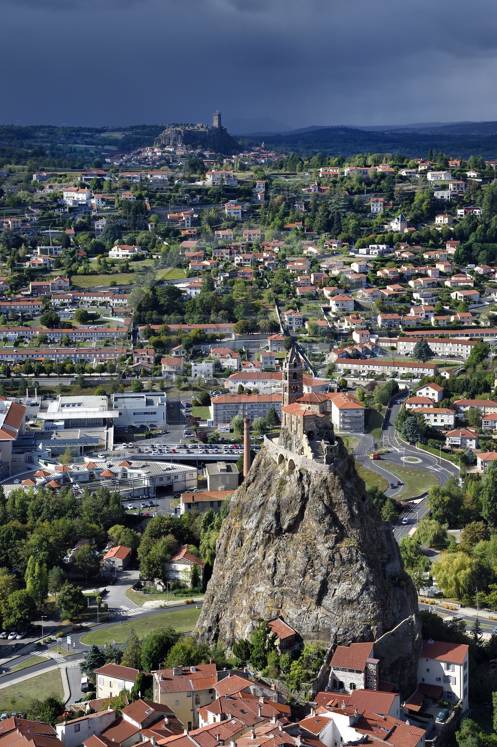 France, Haute-Loire (43), Aiguilhe, commune limitrophe du Puy-en-Velay, étape classée Patrimoine Mondial de l'UNESCO dans le cadre des chemins de Compostelle, la Chapelle Saint-Michel d'Aiguilhe sur un piton volcanique et le Chateau de Polignac du XIe siècle sur un plateau basaltique en arrière plan