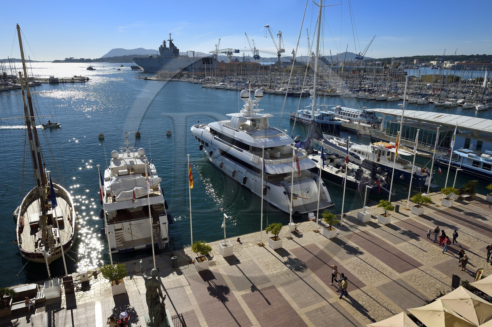 France, Var (83), Toulon, quai Cronstadt, statue du Génie de la Navigation de 1847 appelée Cuverville par les toulonnais qui ouvre sur le port