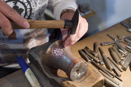 Bosnie-Herzégovine, Sarajevo, quartier de Bascarsija dans la vieille ville, Bascauseyic artisan fabricant d’objets en cuivre dans la rue Kazandziluk