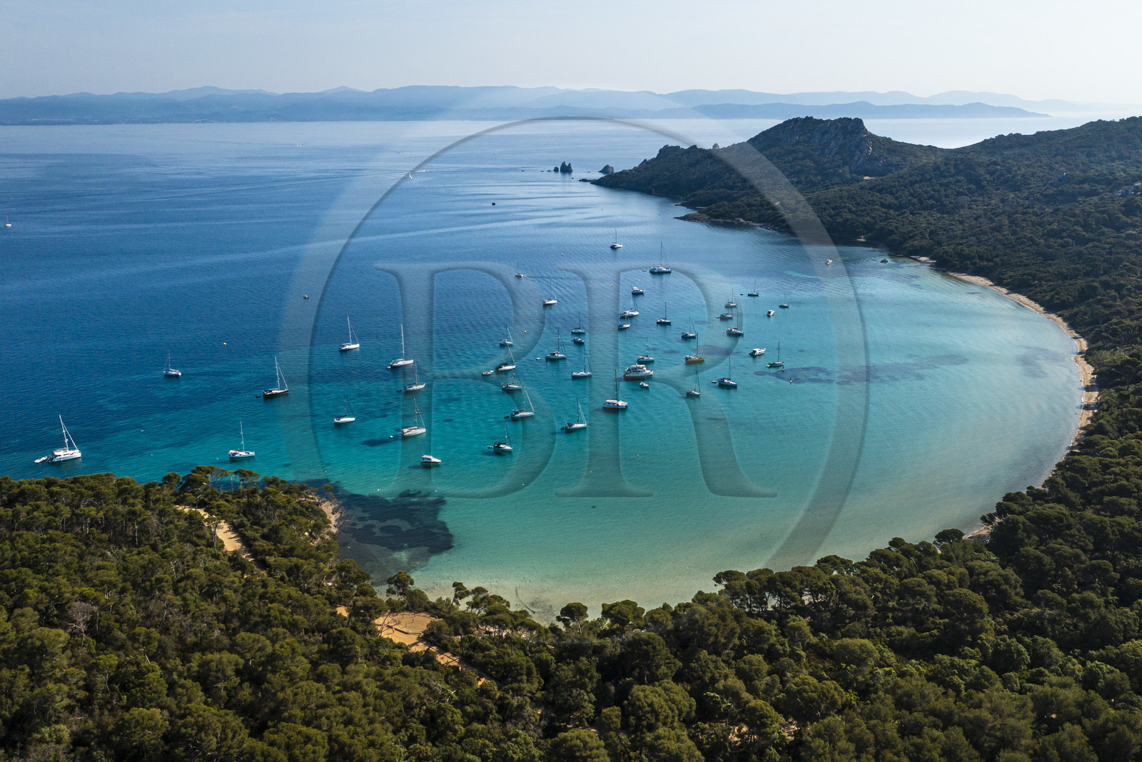 France, Var (83), Iles d'Hyères, parc national de Port Cros, Ile de Porquerolles, la plage Notre-Dame dans la Baie de l'Alycastre et le Cap des Mèdes en arrière-plan (vue aérienne)