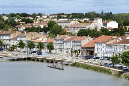 France, Charente-Maritime (17), Saintonge, Tonnay-Charente, les anciens entrepots des distilleries de cognac sur le port qui borde la Charente
