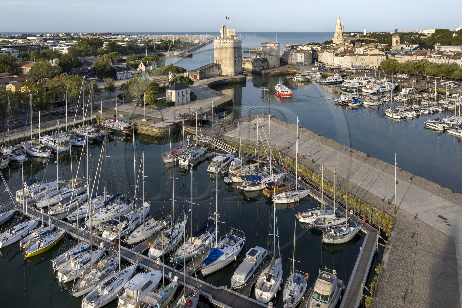France, Charente-Maritime (17), La Rochelle, la Tour Saint-Nicolas à gauche et la Tour de la Chaîne à droite protègent l'entrée du Vieux Port, le bassin à flot au premier plan et la tour de la Lanterne en arrière plan (vue aérienne)