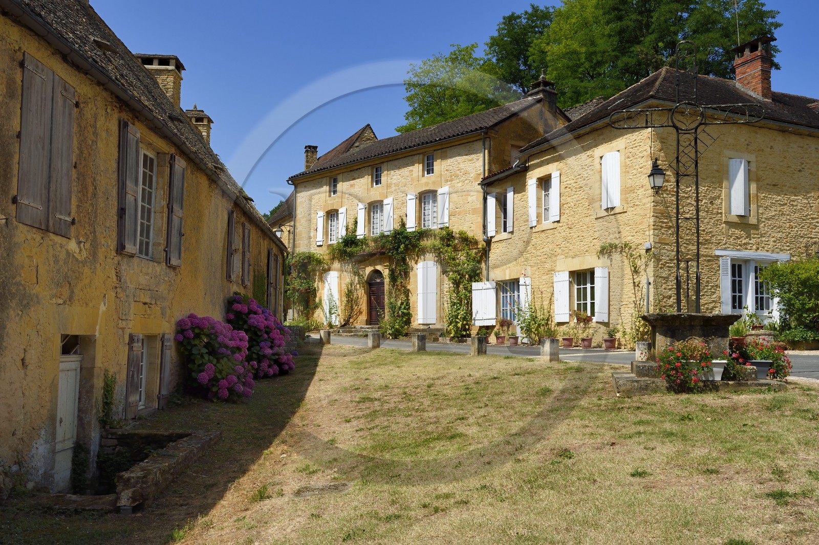 France, Dordogne (24), Périgord Noir, Saint-Geniès, vieilles demeures aux toits en lauze