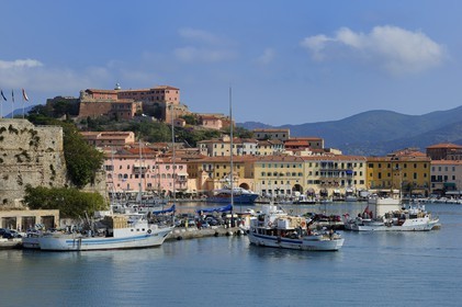 Italie, Toscane, l’Ile d’Elbe, Portoferraio, le Fort Stella dans la vieille ville et le port de pêche