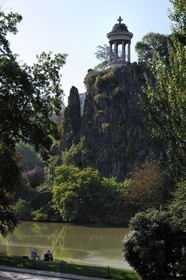 France, Paris (75), parc des Buttes Chaumont, l'île du parc surmontée du temple de la Sibylle construit en 1869 par l'architecte Gabriel Davioud