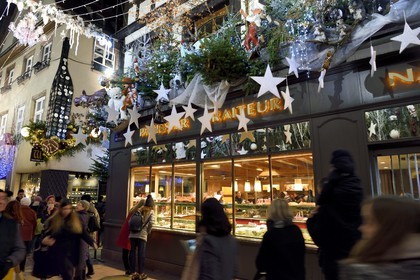 France, Bas-Rhin (67), Strasbourg, vieille ville classée au Patrimoine Mondial de l'UNESCO, vitrine de la patisserie Naegel décorée pour Noel rue des Orfèvres