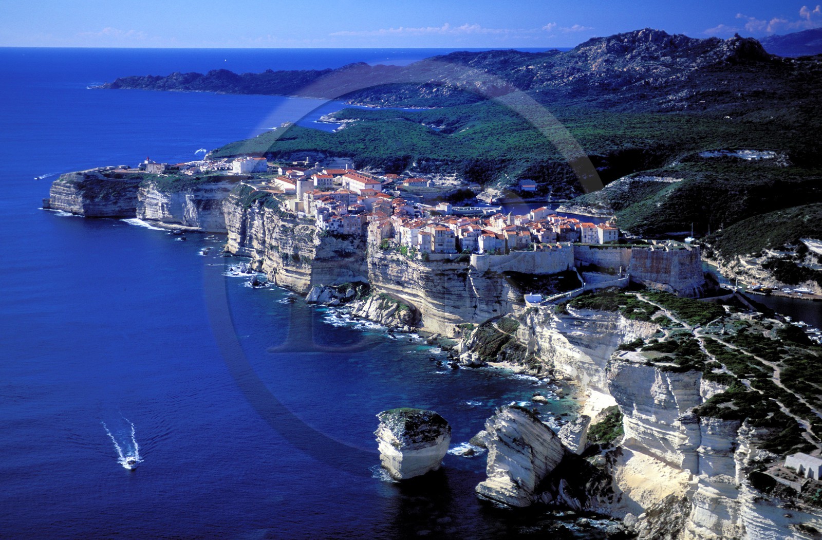 France, Corse-du-Sud (2A), Bonifacio, la ville perchée sur les falaises (vue aérienne)