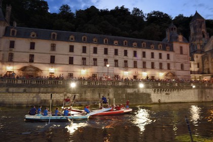France, Dordogne (24), Brantôme, joute nautique sur la Dronne devant l'abbaye bénédictine Saint-Pierre