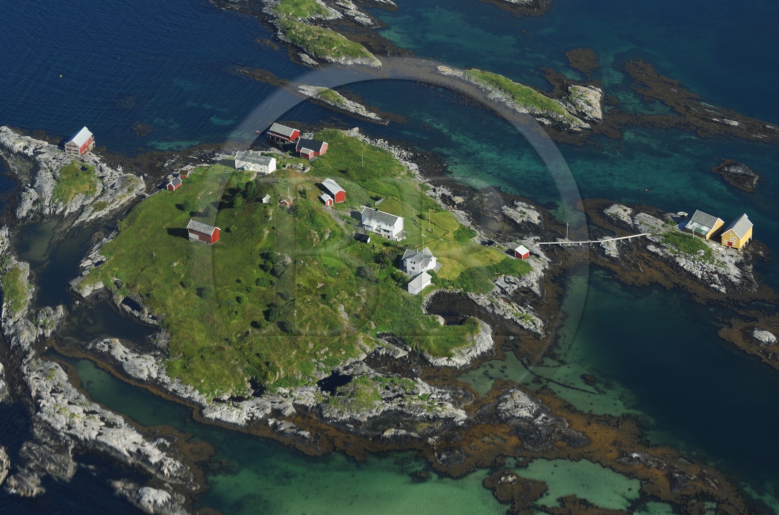 Norvège, More Og Romsdal, Ile de pêcheurs au sud de Kristiansund (vue aérienne)