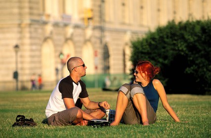 Autriche, Vienne, place des Héros (Helden platz ), rendez vous des jeunes en été