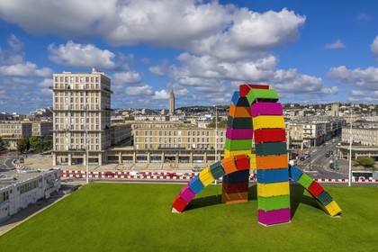 France, Seine-Maritime (76), Le Havre, Centre-ville reconstruit du Havre par Auguste Perret classé Patrimoine Mondial de l'UNESCO, quai de Southampton, Catène de containers oeuvre de Vincent Ganivet (© ADAGP)