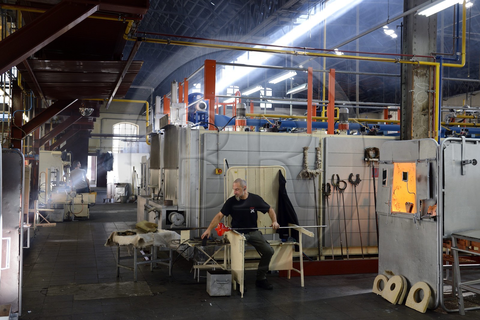 France, Moselle (57), Saint-Louis-les-Bitche, la Cristallerie Saint-Louis, façonnage du verre chaud