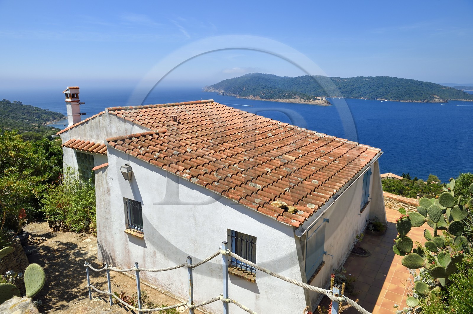 France, Var (83), Iles d'Hyères, Parc national de Port Cros, Ile du Levant, domaine naturiste d'Héliopolis, villa du village avec vue sur Port-Cros