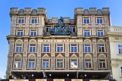 République Tchèque, Prague, Nove Mesto, le palais Adria édifié en 1925 par Pavel Janak et Joseph Zasche dans le style Rondocubiste sur la Jungamanovo namesti