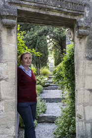 France (30), Gard, Villeneuve-lès-Avignon, Marie Viennet dans ses jardins de l'ancienne abbaye bénédictine de Saint André