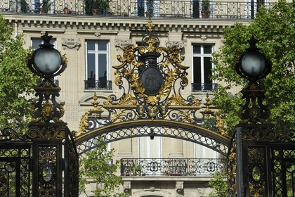 France, Paris (75), grille d'une des entrées du Parc Monceau et immeuble haussmannien de première classe au n° 84-88 boulevard Malesherbes en arriere plan