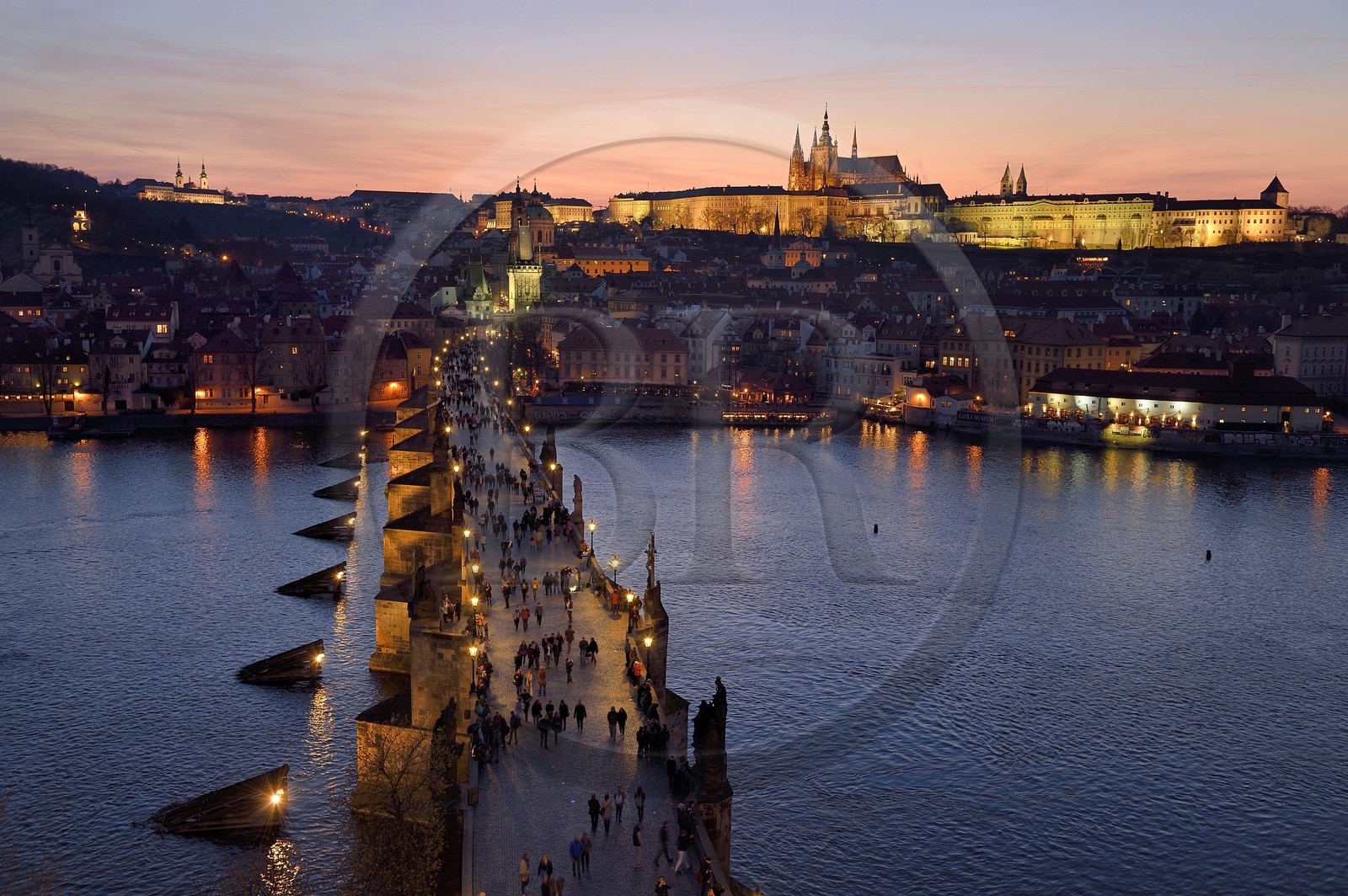 République Tchèque, Prague, centre historique classé Patrimoine Mondial de l' UNESCO, le pont Charles (Karluv Most ou Karlov Most) sur la rivière Vltava et la cathédrale Saint-Guy surplombant le chateau Royal en arrière plan