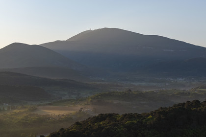 France, Vaucluse (84), Dentelles de Montmirail, Crestet, la plaine au nord de Malaucène au lever de soleil et le Mont Ventoux en arrière plan (vue aérienne)