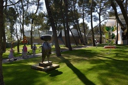 France, Alpes-Maritimes (06), Saint Paul de Vence, Fondation Maeght de l’architecte catalan Josep Lluis Sert, musée d'art contemporain, sculpture Personnage (1970) de Joan Miro dans le jardin de sculptures