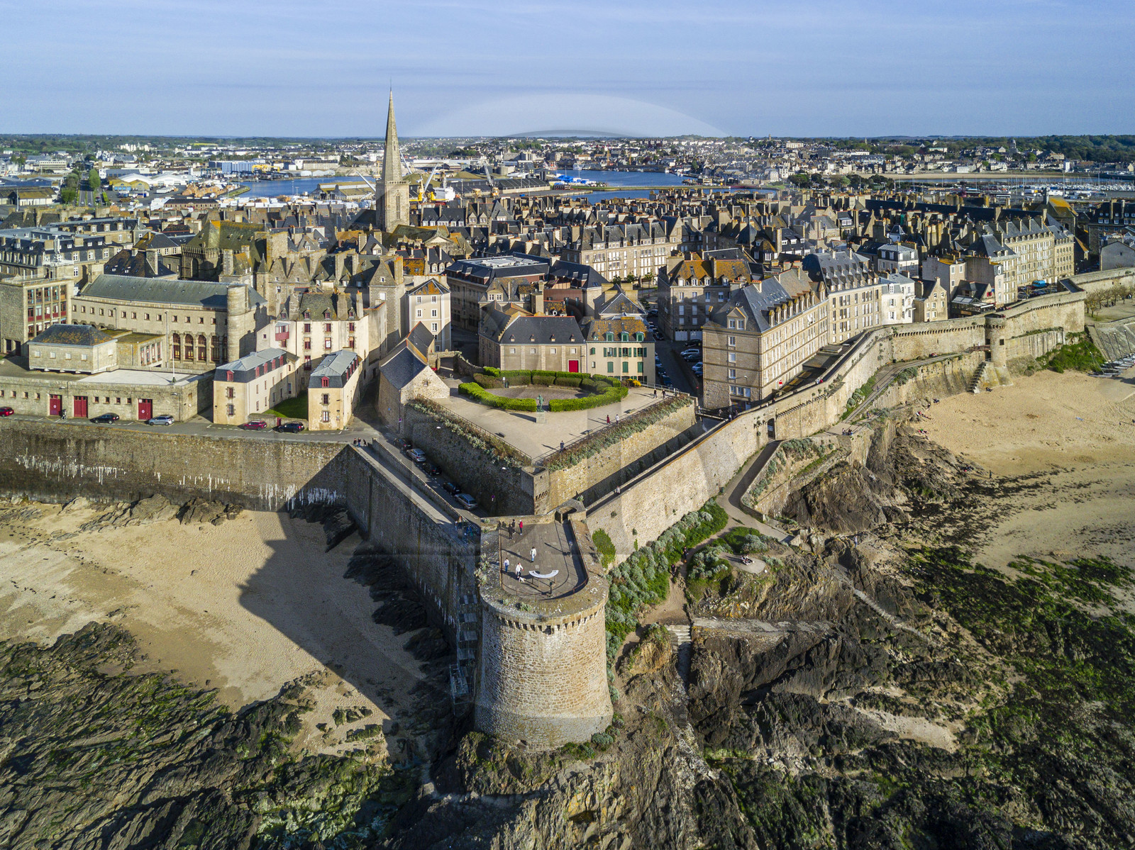 France, Ille-et-Vilaine (35), Côte d'Emeraude, Saint-Malo, la ville fortifiée avec la Tour Bidouane au premier plan (vue aérienne)