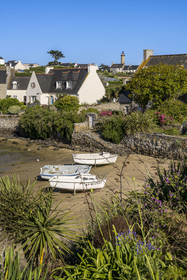 France, Finistère (29), Iles du Ponant, Ile de Batz, Porz an Eog, ancien port des goélettes et maisons d'armateurs dans le Bourg, le phare en arrière plan