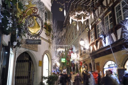 France, Bas-Rhin (67), Strasbourg, vieille ville classée Patrimoine Mondial de l'UNESCO, les décorations de Noel de la rue des Orfèvres