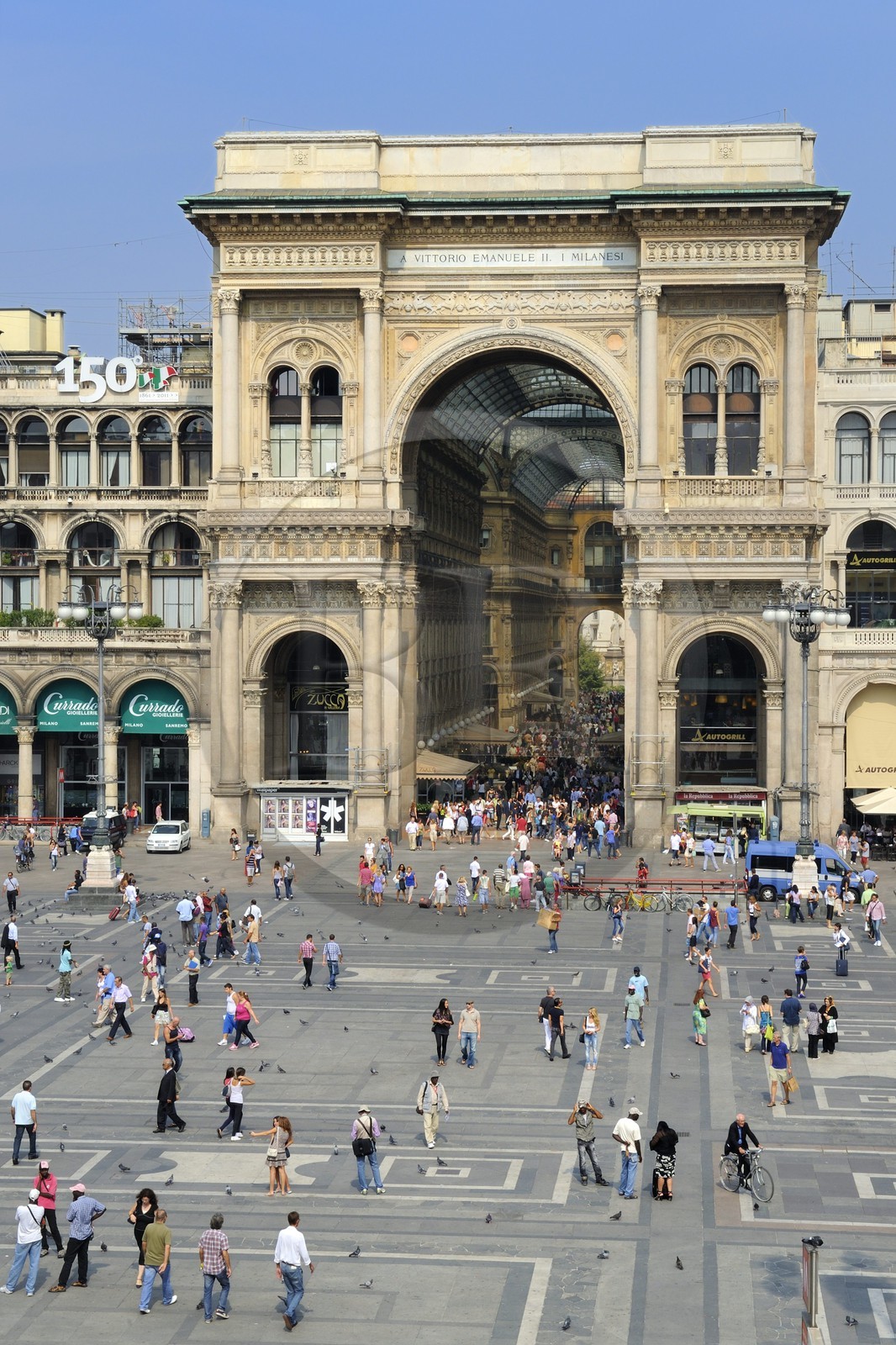 Italie, Lombardie, Milan, Piazza del Duomo et l'entrée de la galerie Vittorio Emanuele II, galerie commerçante construite au XIXe siècle par Giuseppe Mengoni