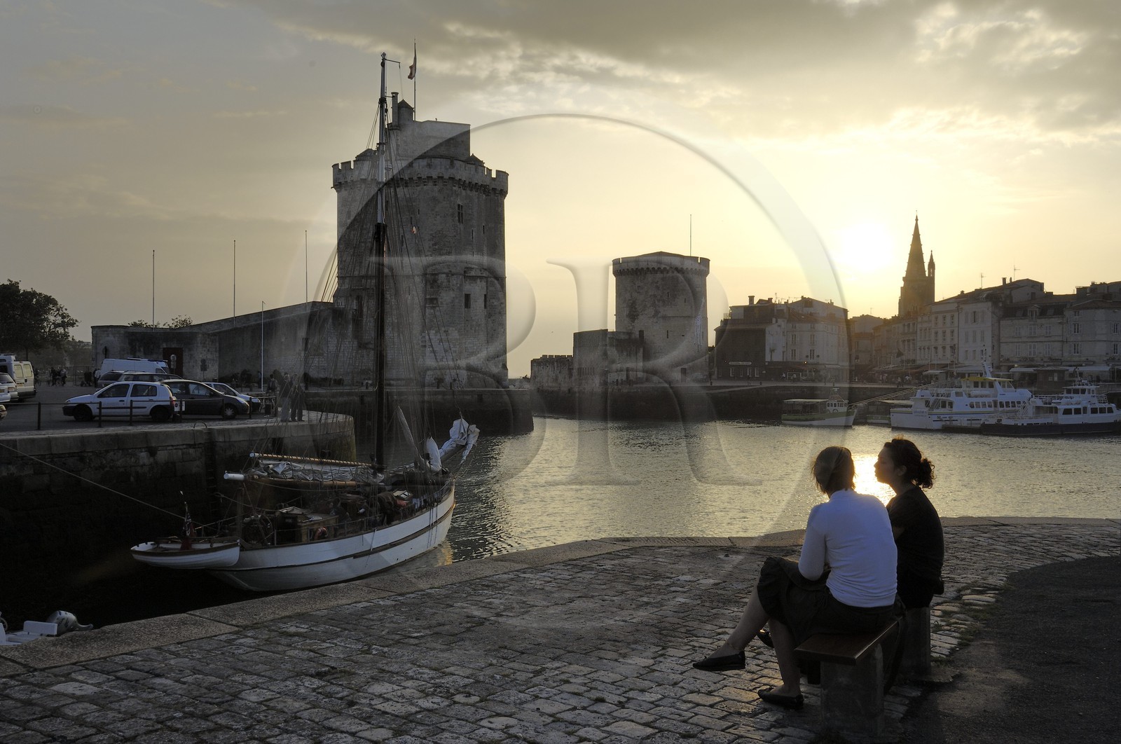 France, Charente-Maritime (17), La Rochelle, la Tour de la Chaine (à droite) et la Tour Saint-Nicolas protégent l'entrée du Vieux Port